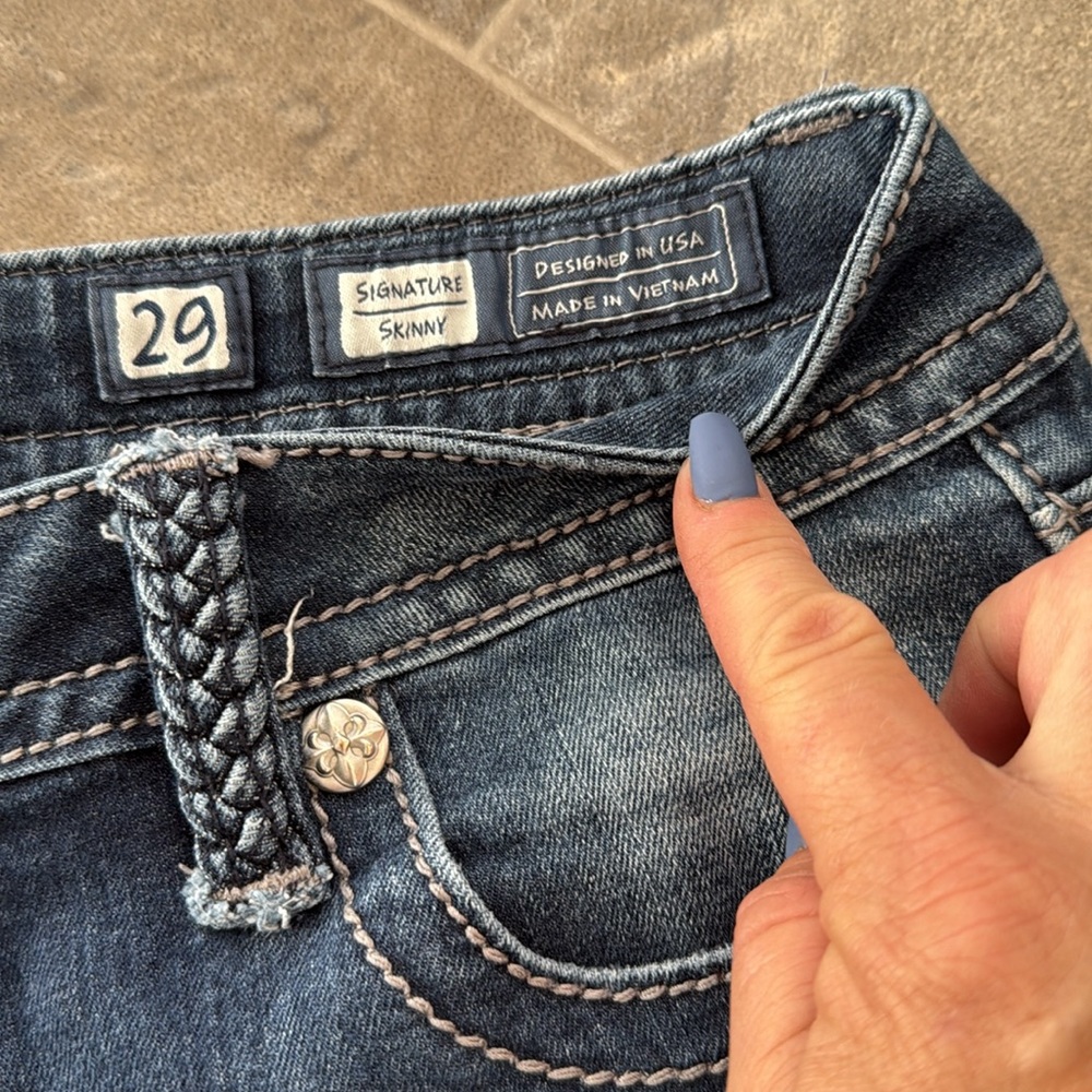 Miss Me 29 signature skinny These are stylish Miss Me bootcut jeans. Like new - Picture 5 of 16